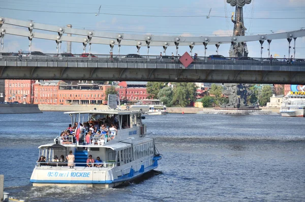 River tourist walks along the Moscow River — Stock Photo, Image