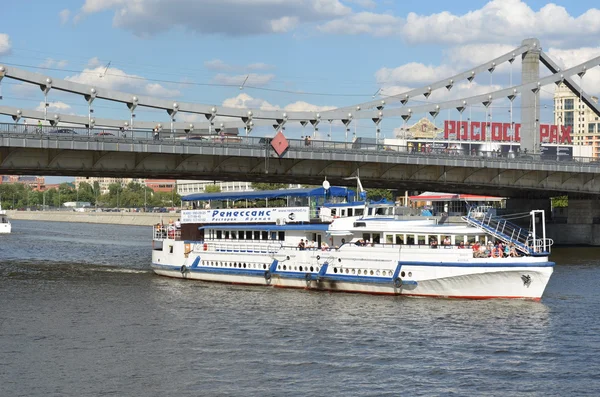 Restaurant-ship (Restohod) "Renaissance" under the "Crimean bridge." — Stock Photo, Image