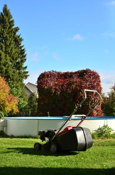 Rasenmäher auf dem Rasenmäher. — Stockfoto