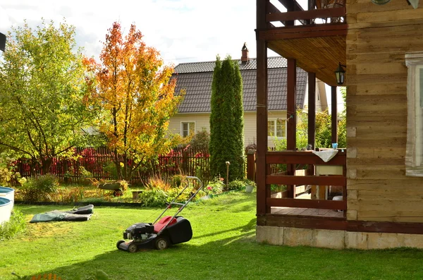 Herbstpflege im Sommergarten auf dem Land. — Stockfoto