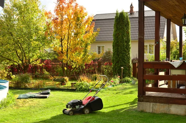 Herbstpflege im Sommergarten auf dem Land. — Stockfoto