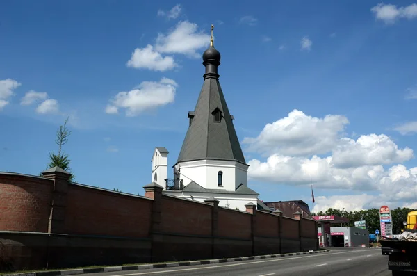 Церковная часовня Матрона Москвы - "Матроновская церковь" - 33 км перекрестка МКАД с Варшавской магистралью . — стоковое фото