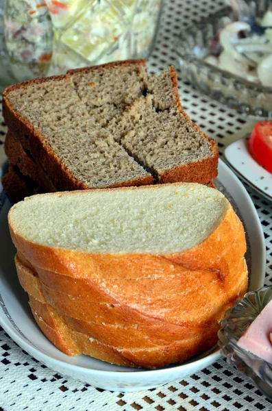 kafasına - tablo üzerinde siyah beyaz ekmek ekmek.