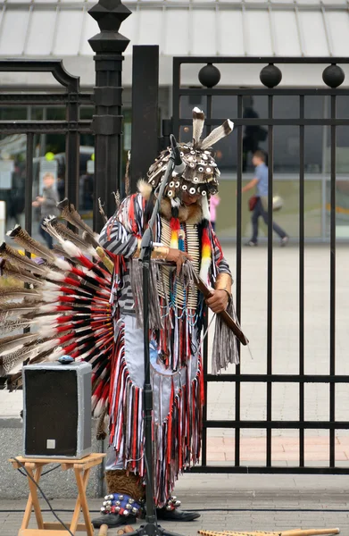 Un músico callejero con ropa india nacional . — Foto de Stock