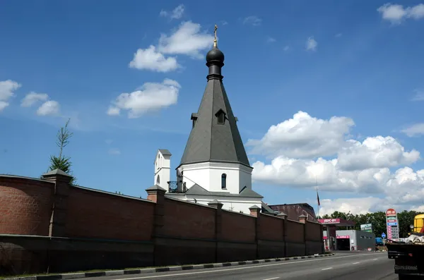 모스크바-"matronovskaya"는 교회-교회 채 플 matrona 모스크바 바르샤바 고속도로 순환도로 교차로의 33 km. 스톡 이미지
