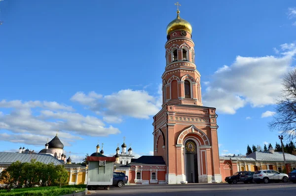 "Himmelfahrt der Wüste "- ein funktionierendes Kloster in der Region Moskau. Torturm. — Stockfoto