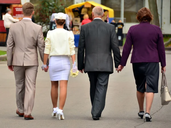 Boda en un paseo. La pareja y sus padres . — Foto de Stock