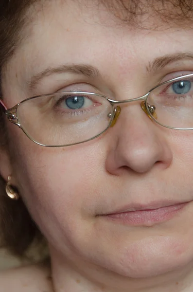 Retrato de una mujer con gafas . —  Fotos de Stock