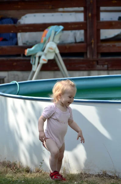 La niña en una residencia de verano —  Fotos de Stock