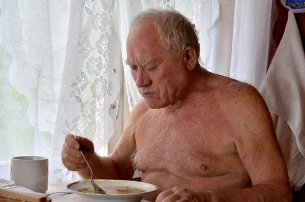 高齢者の男は夕食を持っています。 — ストック写真