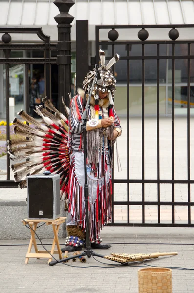 Gatemusiker i indianerklær . – stockfoto