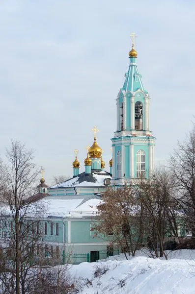 Temple de Noël Bienheureuse la Vierge sur les collines Krylatsky en hiver — Photo