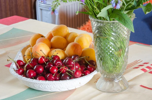 Frutta su un tavolo — Foto Stock