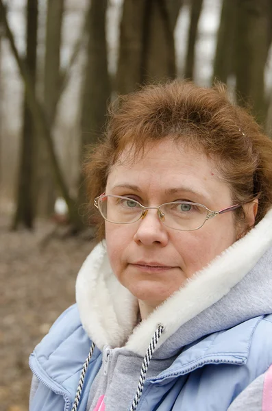 Portrait of the woman in city park — Stock Photo, Image