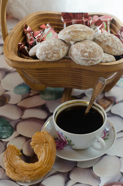 O ceașcă de cafea, chifle și prăjituri de turtă dulce micul dejun de dimineață — Fotografie, imagine de stoc