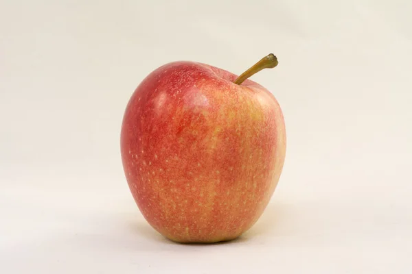 Красное и желтое яблоко на белом фоне, крупным планом — стоковое фото