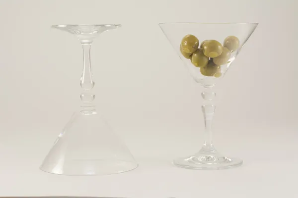 Verrerie pour vermouth et olives vertes — Photo