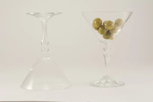 Calici per vermut e olive verdi — Foto Stock