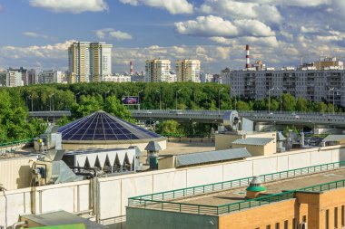 Rusya, Moskova, rublevskoe city, üst geçit üzerinde yeni otomobil içinde