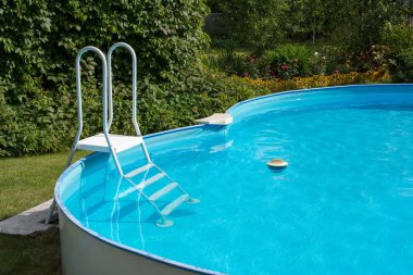 Beyaz merdiven ve yaz Yüzme Havuzu