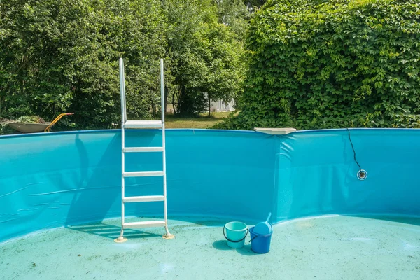 Limpieza de la piscina en casa — Foto de Stock