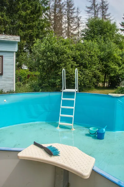 Limpieza de la piscina en casa — Foto de Stock