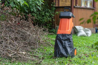 Dal ve yaprak öğütücü - toprak gübreleme için bahçe elektrikli gübre aracı