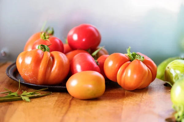 Tomates Rojos Maduros Del Jardín Sobre Mesa Cocina — Foto de Stock