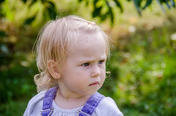 Liten Flicka Blå Denim Overaller Sommar Stugan Trädgården — Stockfoto