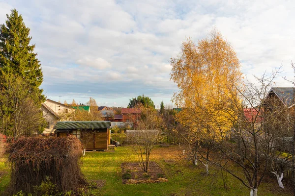 Jesienny Ogród Przed Domem Wsi — Zdjęcie stockowe