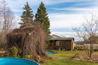 Boş havuz, sarmaşık kaplı çardak ve küçük bir misafir kanadı - sonbahar kırsal manzarası