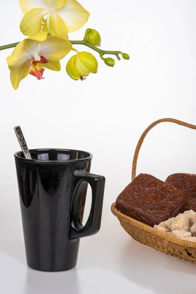 Csésze Fekete Kávé Csokoládé Teasütemények Sárga Orchidea Egy Fehér Háttér — Stock Fotó