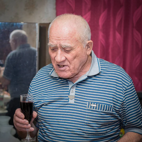 Een Oudere Man Een Gestreepte Polo Met Een Glas Wijn — Stockfoto
