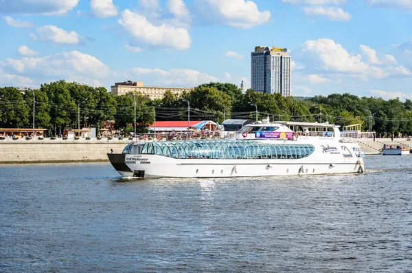 Човен Насолоди Знаменитості Дозволяє Зробити Річки Прогулянка Вздовж Річки Москви — стокове фото