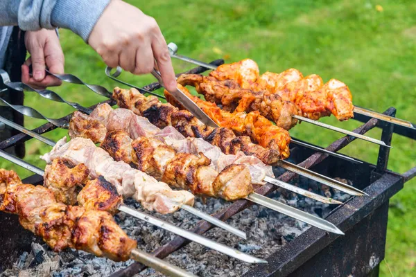 Churrasco Grelha Uma Mão Com Uma Faca Verificando Prontidão Carne — Fotografia de Stock