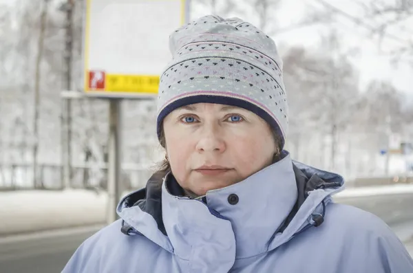 Женщина Синем Лыжном Костюме Спортивной Кепке Рядом Шоссе Зимой — стоковое фото