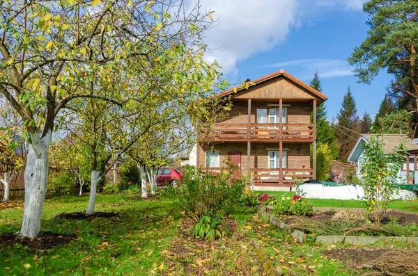 Weißwaschen Von Bäumen Garten Eines Landhauses Herbst — Stockfoto