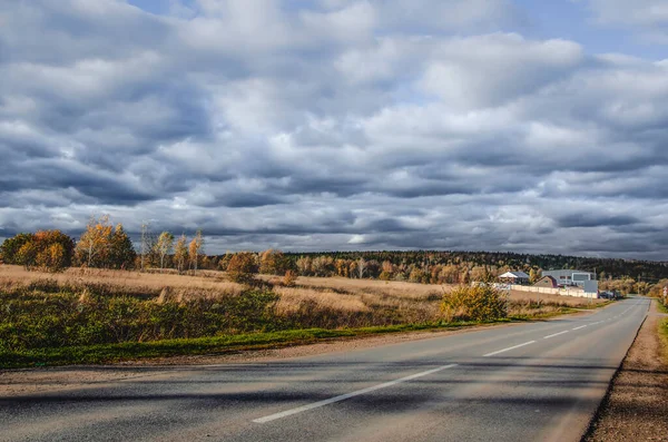 Estrada Campo Florestal Céu Grupo Casas Distância Uma Paisagem Cores — Fotografia de Stock