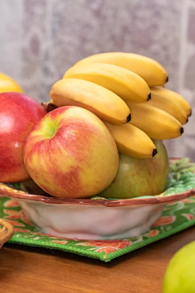 Pommes Rouges Vertes Bananes Jaunes Dans Vase Sur Table Cuisine — Photo