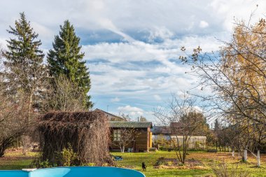 Bir kır evinin önündeki sonbahar bahçesi