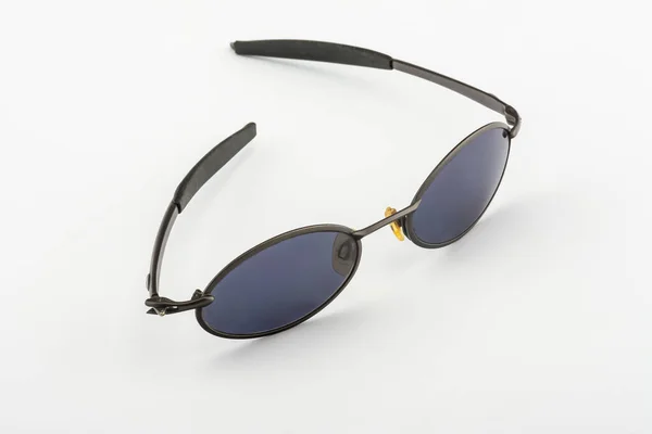 Siyah Çerçeveli Güneş Gözlükleri Beyaz Arka Planda Koyu Mavi Lensler — Stok fotoğraf