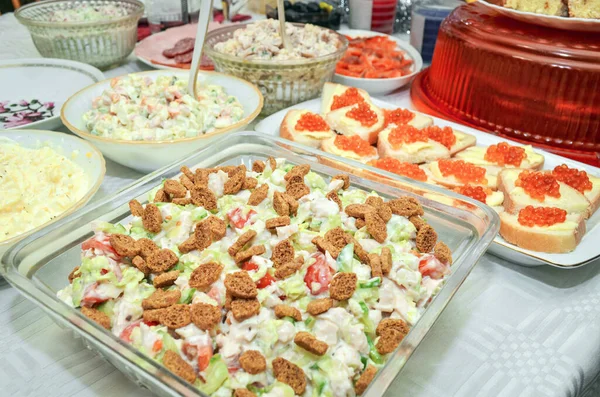 Новорічний Святковий Стіл Їжею Caesar Olivier Salads Sandwiches Red Caviar — стокове фото