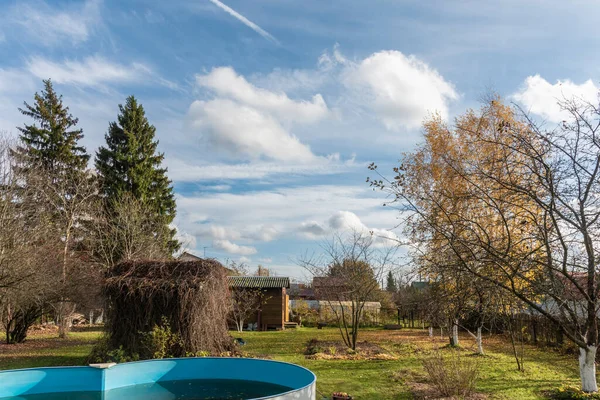 Giardino Autunno Fronte Una Casa Campagna — Foto Stock