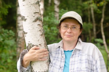 Huş ormanında bir kadın portresi
