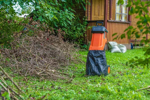 Trituradora Ramas Hojas Herramienta Mantillo Eléctrico Jardín Para Fertilización Del Fotos De Stock