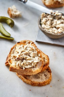 Uskumru Riyette. Kızarmış ekmeğin üzerine uskumru ezmesi.