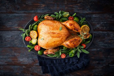 Şükran Günü ya da Noel 'de ahşap arka planda otlu kutlama tavuğu..