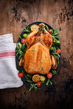 Şükran Günü ya da Noel 'de ahşap arka planda otlu kutlama tavuğu..