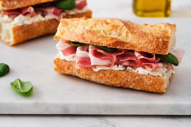 Jamon Serrano ve ıspanaklı Ciabatta Sandviçi, beyaz arka planda..