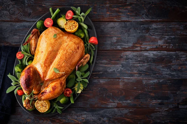 Şükran Günü ya da Noel 'de ahşap arka planda otlu kutlama tavuğu..